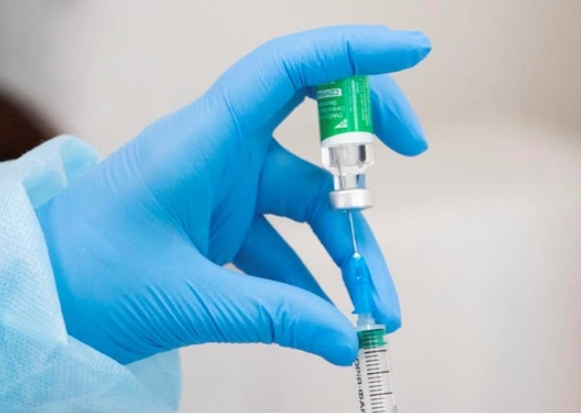 Украинские медики выбрасывают вакцину от коронавируса