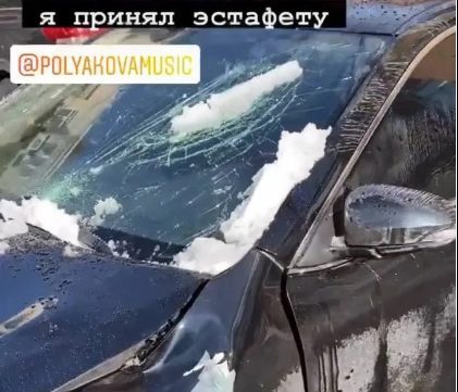 Хореографу «Танців з зірками» глыбой снега развалило авто