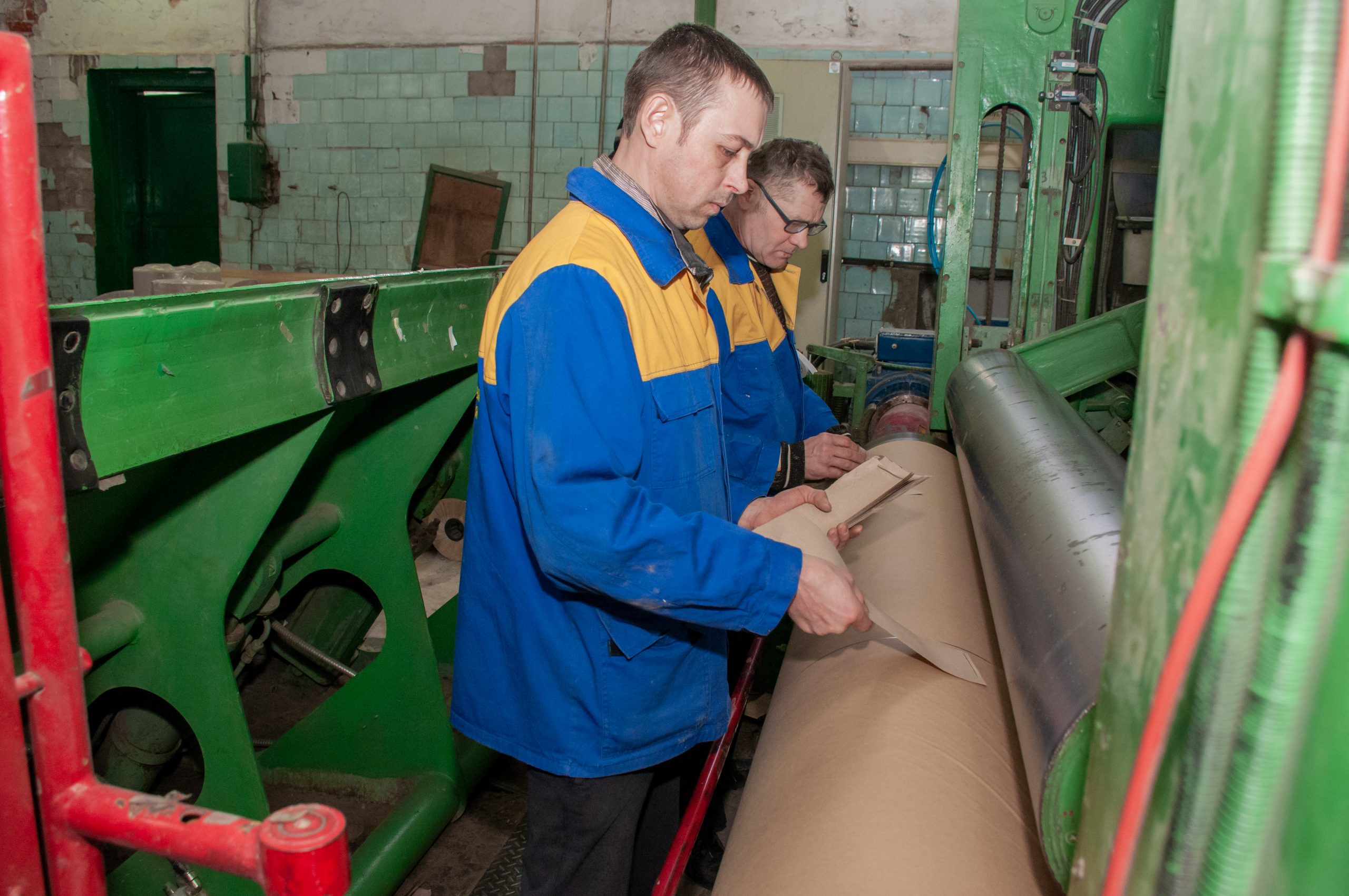 Бумажная фабрика в Харьковской области изготовила первую в Украине партию экоскотча