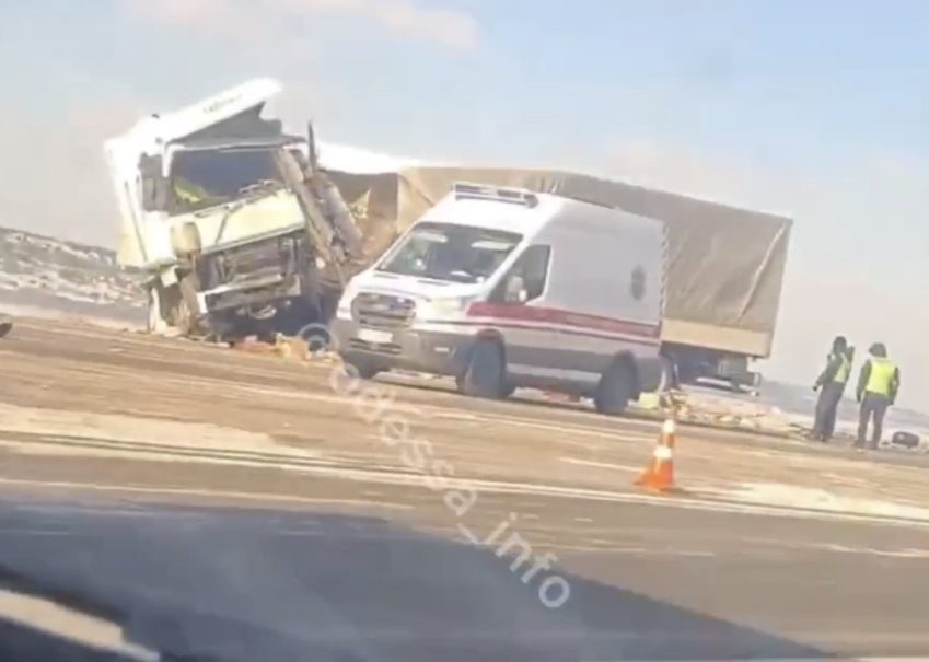 На трассе Киев-Одесса столкнулись 2 грузовика, есть жертвы