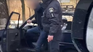На Соломенке в Киеве мертвецки пьяный водитель пытался сесть за руль