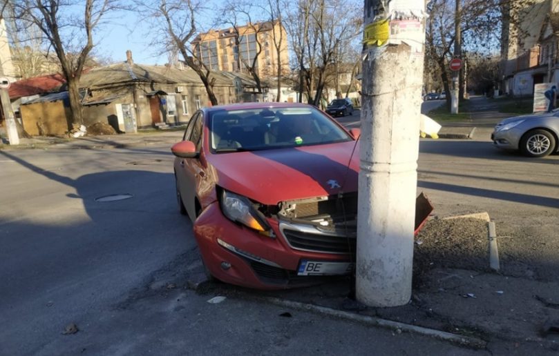 В центре Николаева автоледи протаранила авто и столб