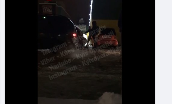 На Оболони в Киеве вооруженный пешеход напал на водителя