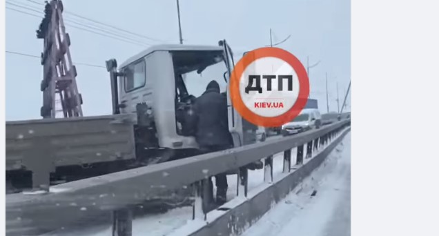 На Северном мосту в Киеве развернуло грузовик