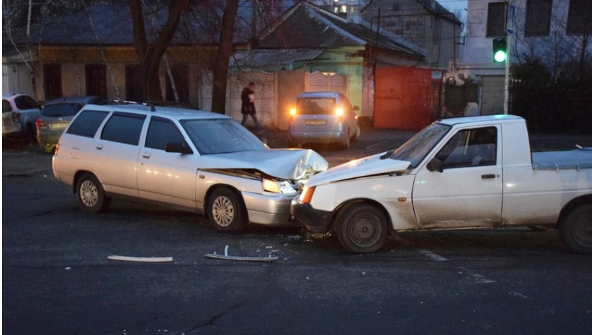 В центре Николаева лоб в лоб столкнулись ВАЗ и «Таврия»