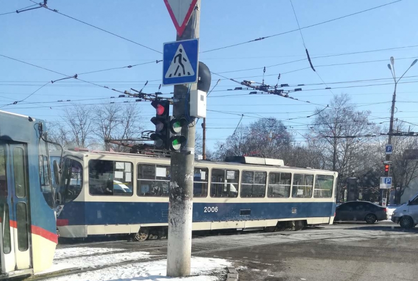 Сломавшийся трамвай перегородил дорогу в Николаеве