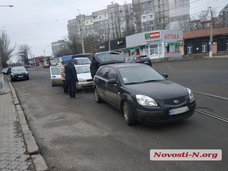 Столкнувшиеся авто перекрыли проезд трамваям в Николаеве