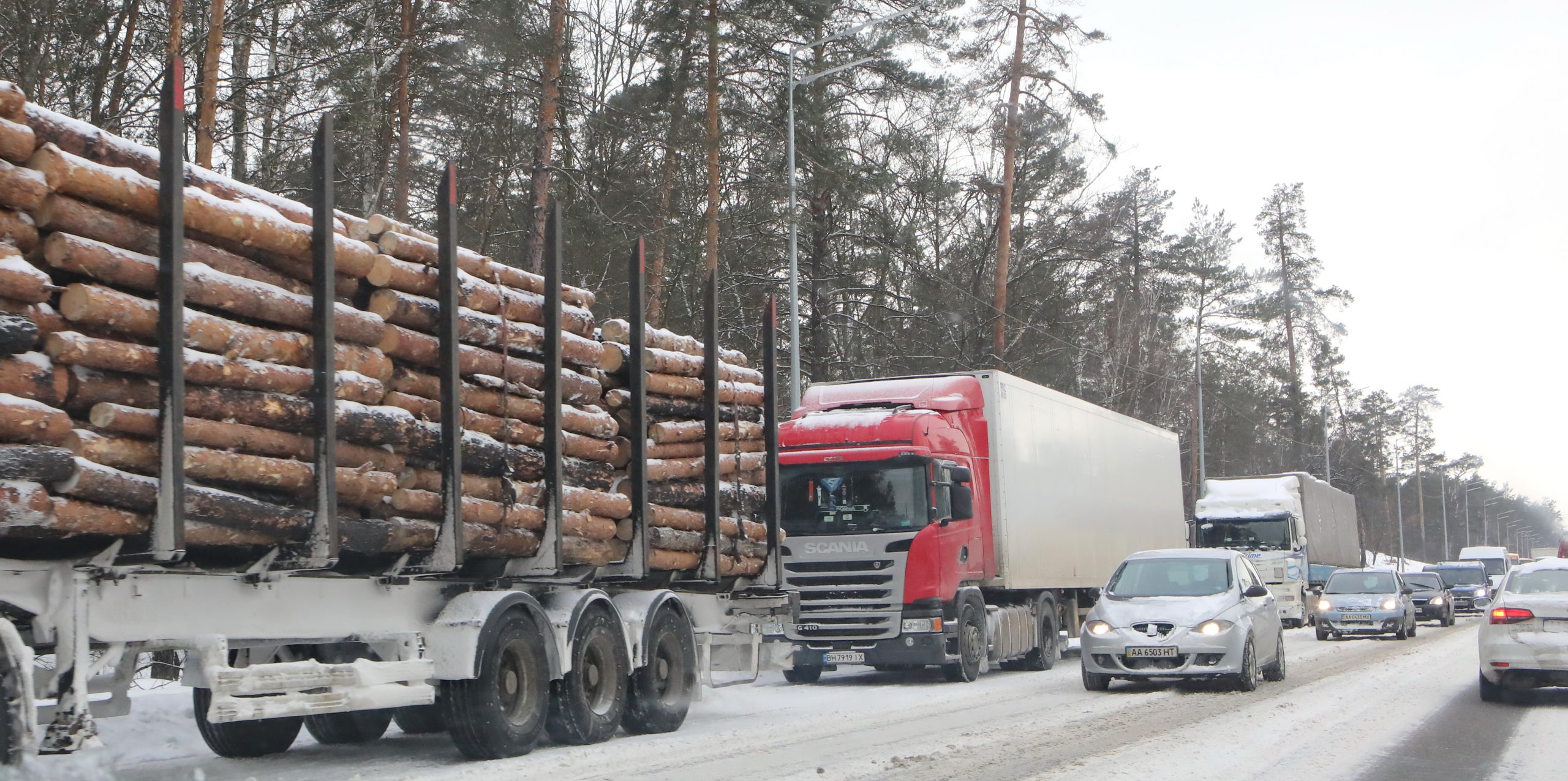 Снежная буря в Украине: дороги замело, движение машин осложнено