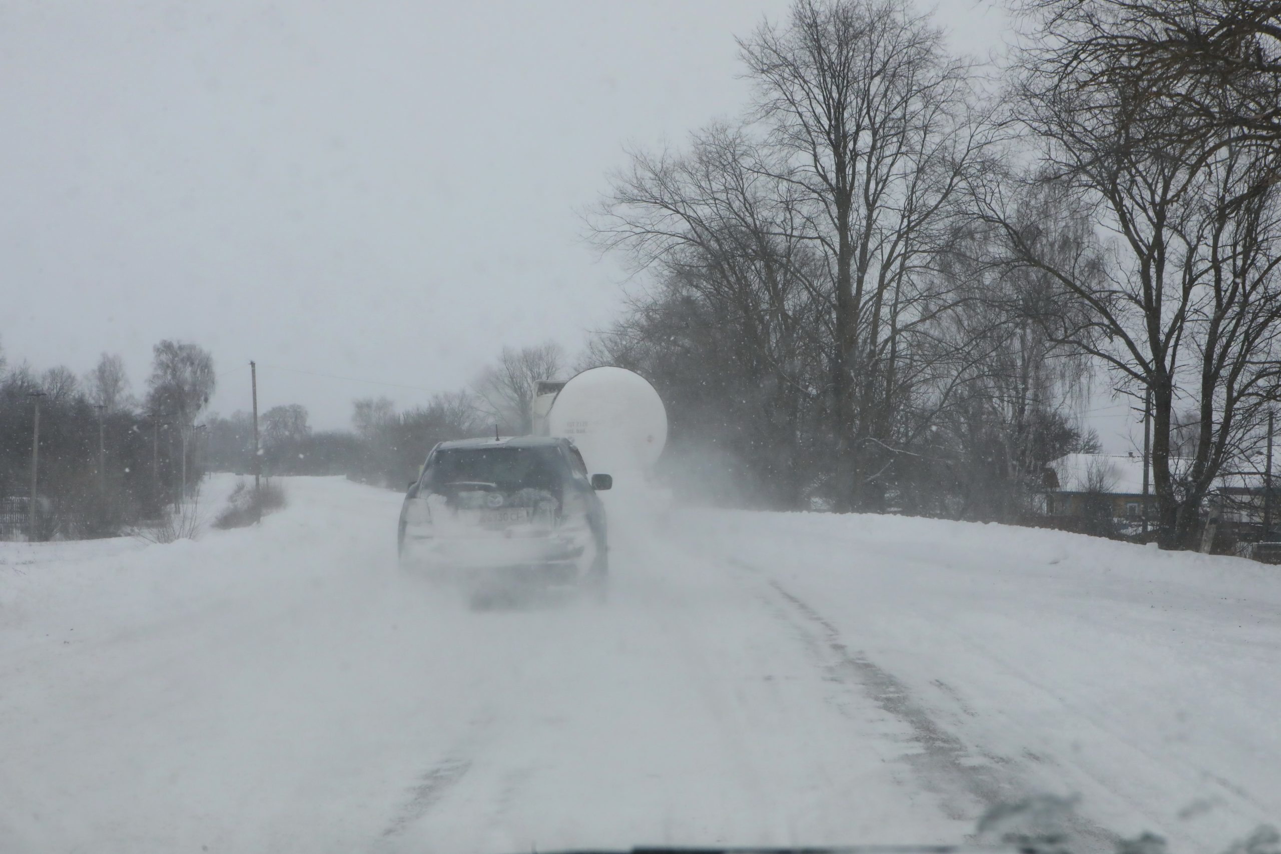 Снежная буря в Украине: дороги замело, движение машин осложнено
