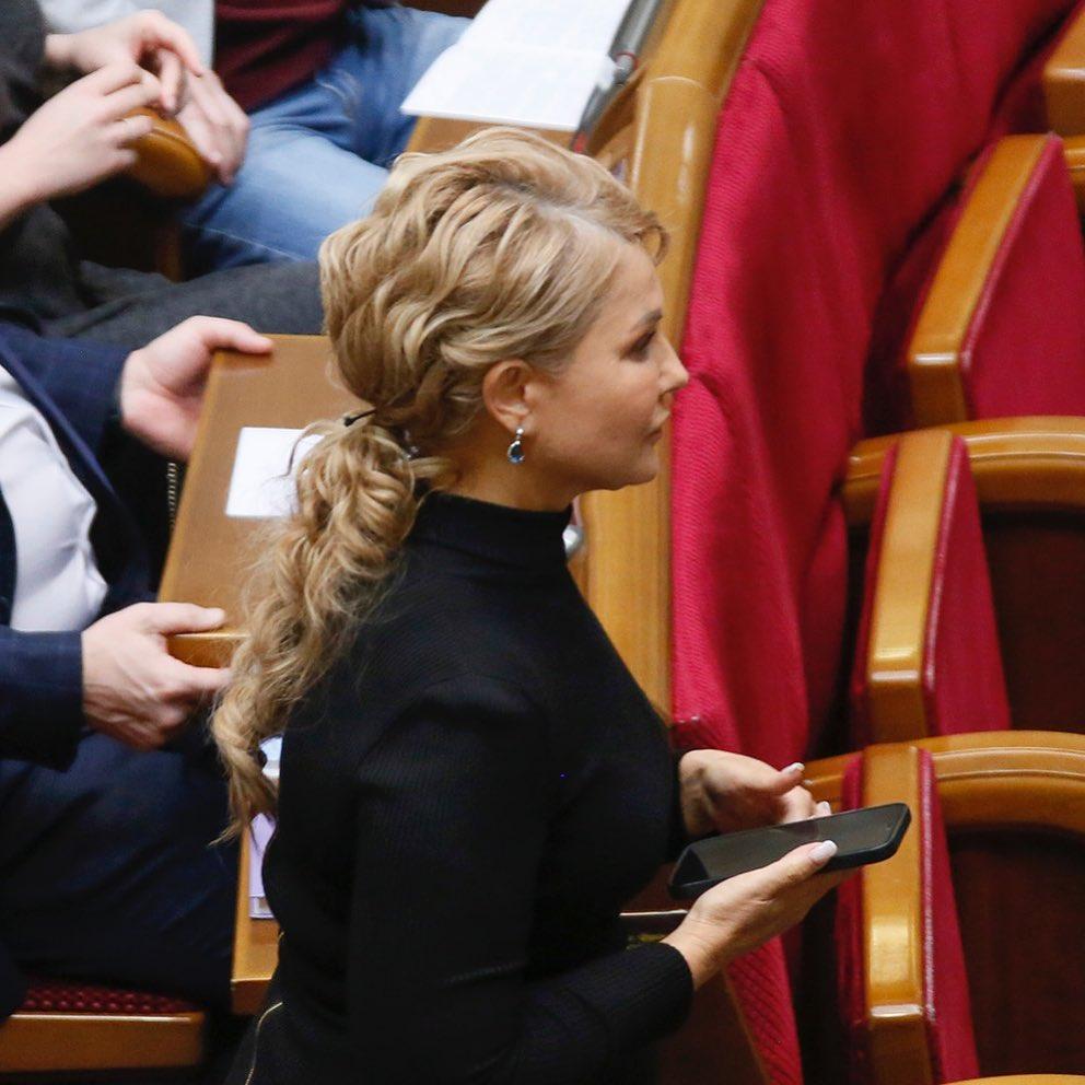 Тимошенко в Раде удивила черным нарядом