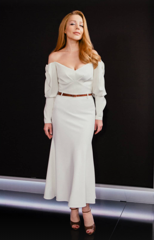 Тина Кароль позировала в эффектном белом платье