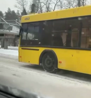 Автобус на трассе под Киевом ехал с заклинившим колесом