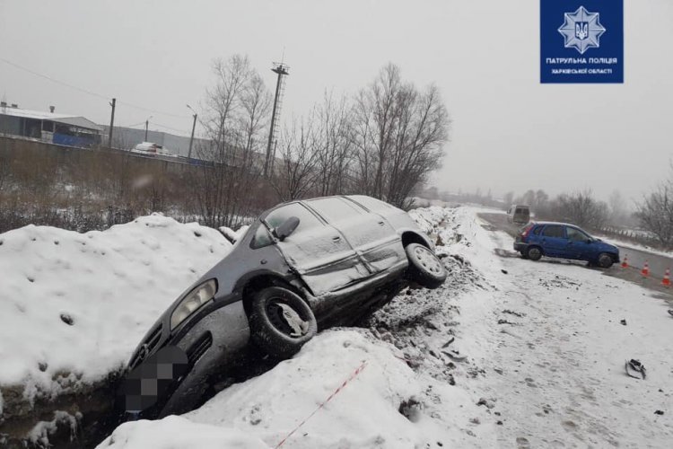 В Харькове Opel въехал в канаву и перевернулся