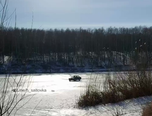 В Харькове автомобиль дрифтовал по озеру