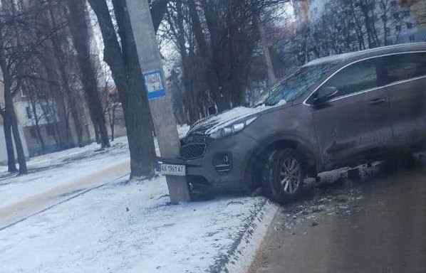 В Харькове иномарка врезалась в столб