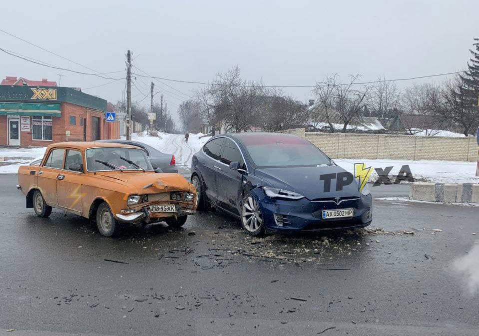 В Харькове столкнулись Москвич и Tesla
