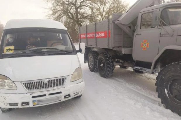 В Хмельницкой области в снегу застрял автобус с детьми