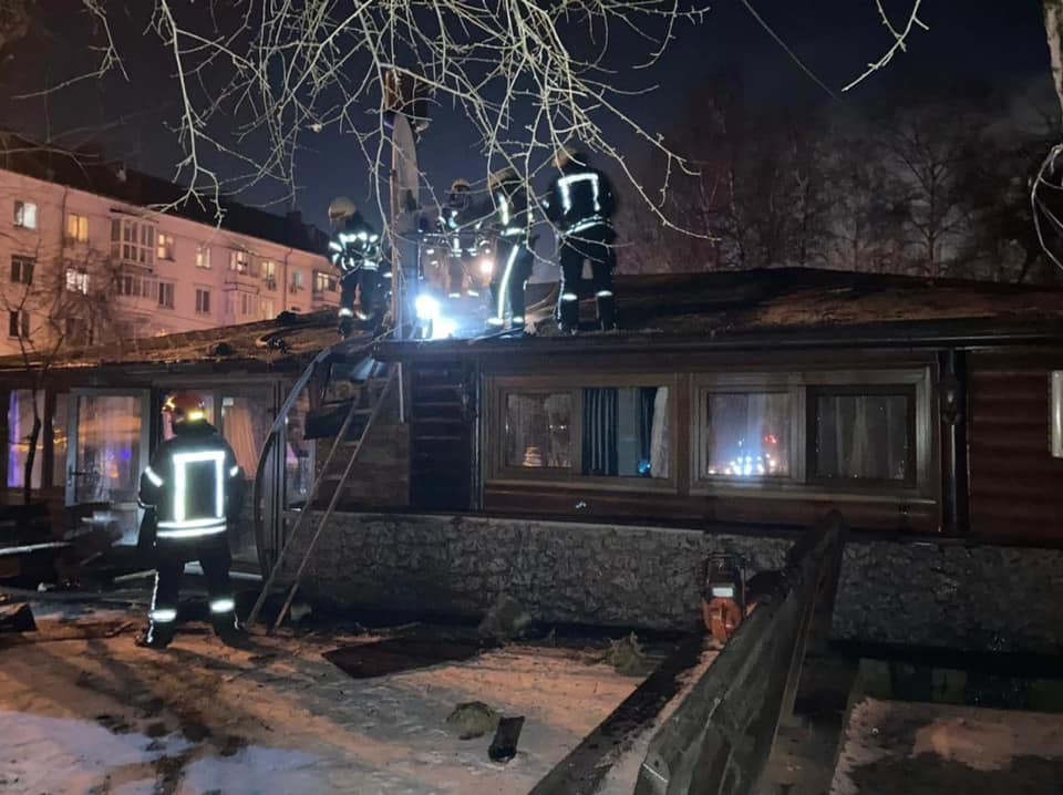В Киеве горело кафе: огонь пошел с крыши