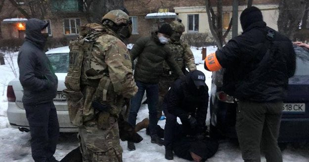 В Киеве мужчина продавал автоматы и гранаты