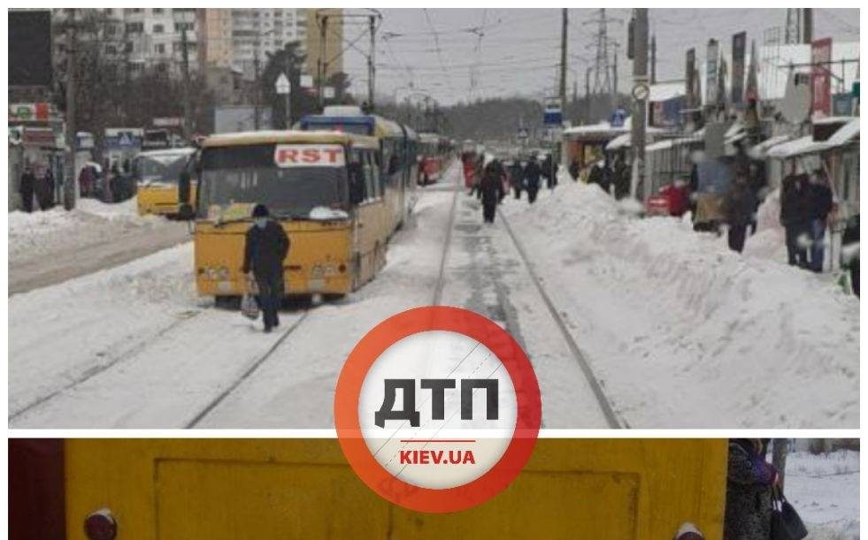 В Киеве на трамвайных рельсах застряла маршрутка, образовалась пробка