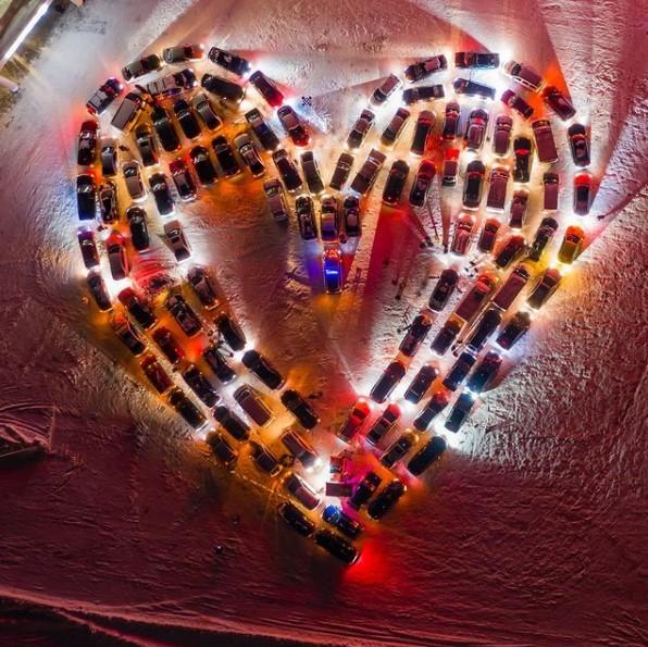 В Киеве сделали «валентинку» из автомобилей