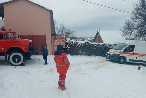 В Киевской области «скорая» застряла в снегу