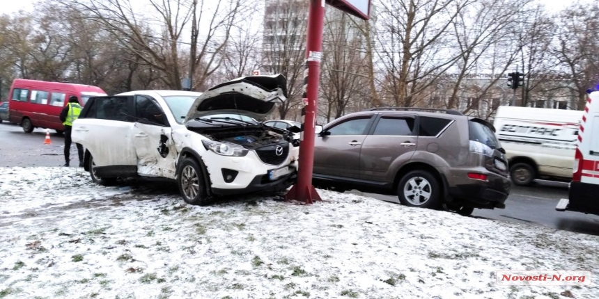 В Николаеве Mitsubishi протаранила Mazda: среди пострадавших ребенок