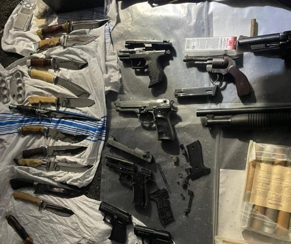 В гараже житель Николаева хранил арсенал оружия и наркотики