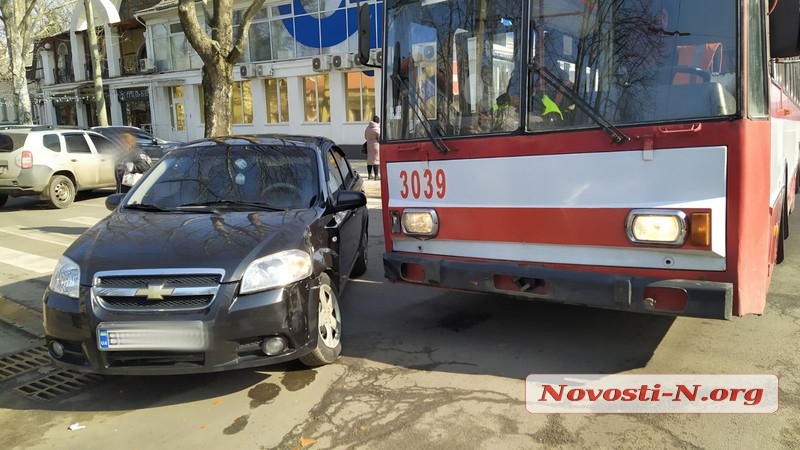 В Николаеве водитель Chevrolet влетел в троллейбус