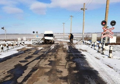 В Николаевской области микроавтобус врезался в тепловоз