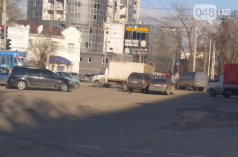 В Одессе столкнулись Toyota и Jeeb: в пробке стали 8 трамваев