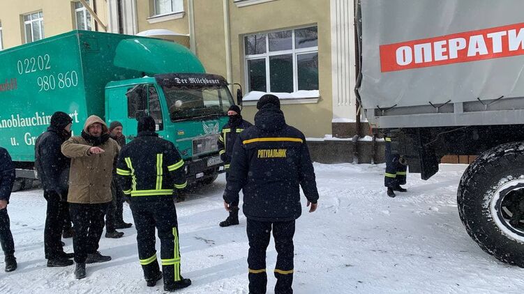 В Ровно в снегу завяз грузовик с оборудованием рок-группы