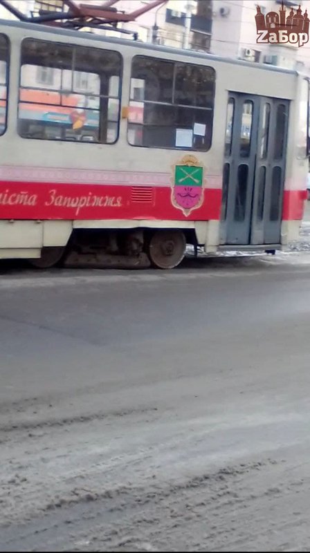 В Запорожье трамвай сошел с рельсов