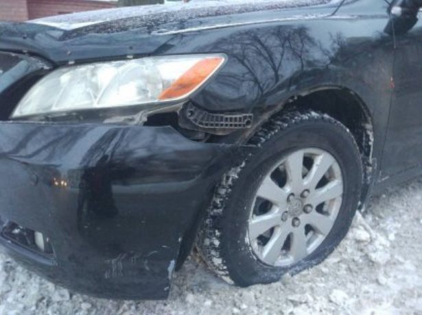 В Сумах снегоуборочная техника повредила авто