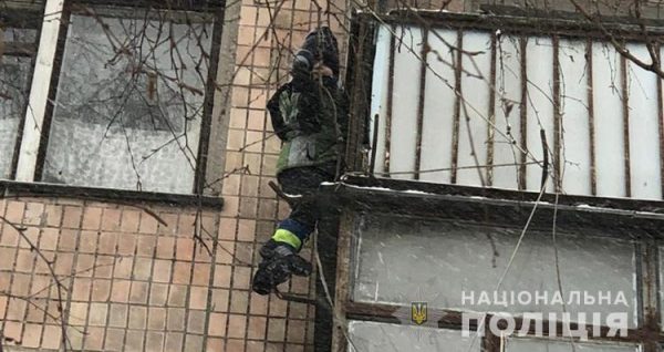 В Тернополе 6-летний мальчик повис на перилах балкона
