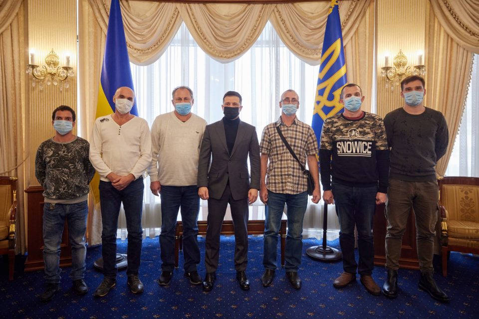 В Украину из пиратского плена вернулись 6 моряков