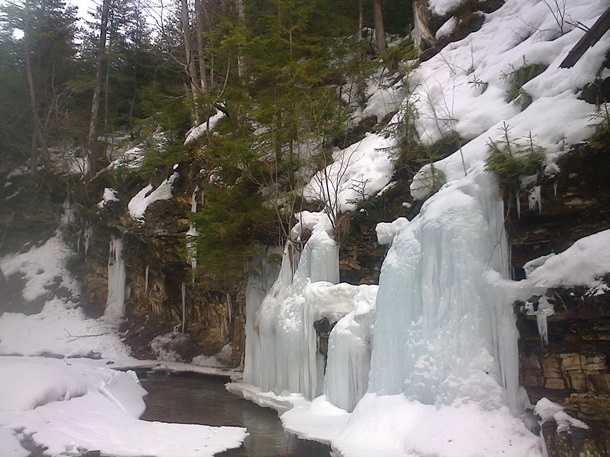 В природном парке Сколевские Бескиды замерзли водопады