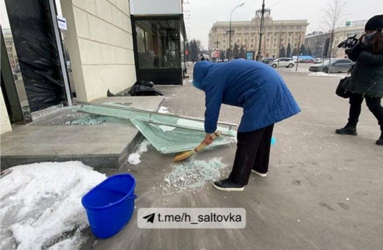 В центре Харькова разбили витрины магазина