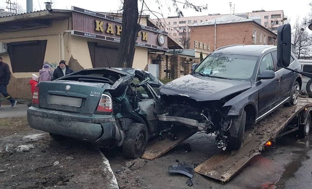 Водитель Audi под наркотиками разбил припаркованные авто