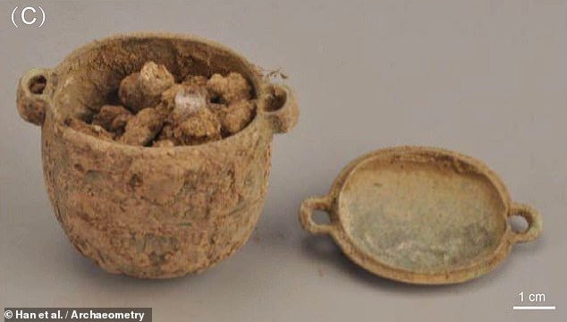 Археологи нашли косметику, которой 2700 лет