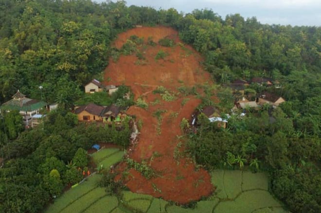 Наводнения и оползни на острове Ява унесли жизни 2 человек, 16 пропали без вести