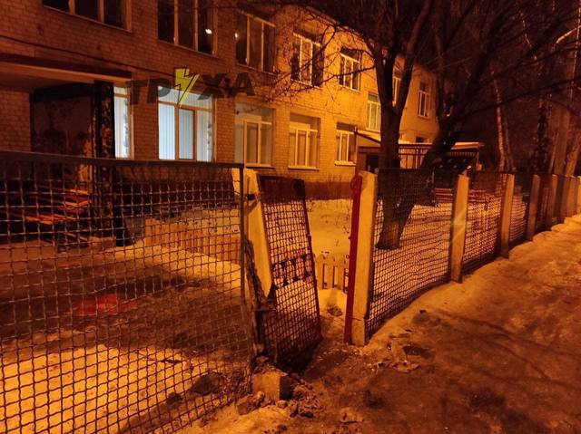 В Харькове Chevrolet врезался в забор детсада
