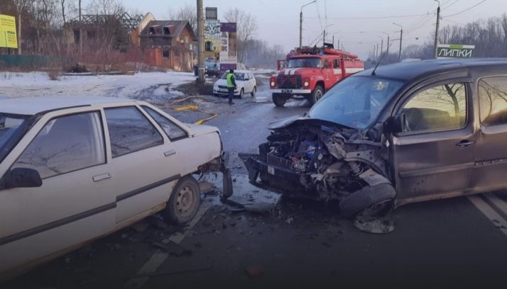 В селе на Прикарпатье столкнулись 6 авто