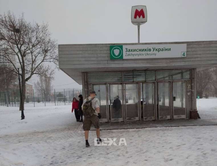 В Харькове по улицам в мороз разгуливал полураздетый мужчина