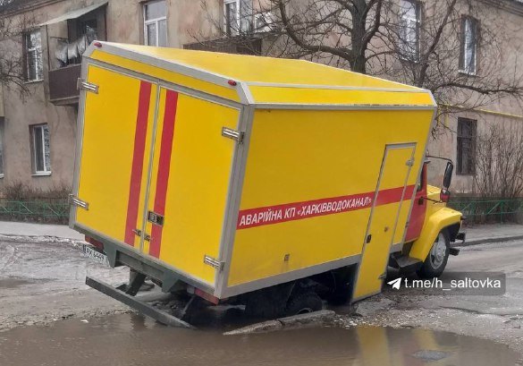 В Харькове авто коммунальщиков провалилось в яму под лужей