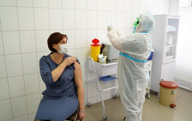 С начала вакцинации в Украине прививки от COVID получили более 3 000 человек