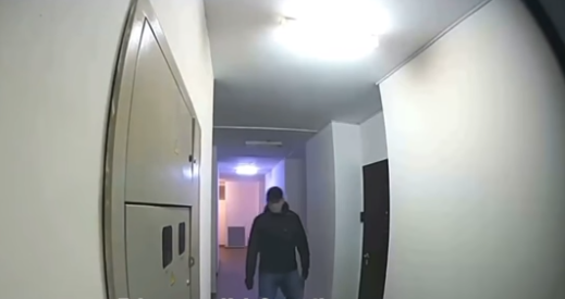 В Киеве вскрыли квартиру: лица воров есть на видео