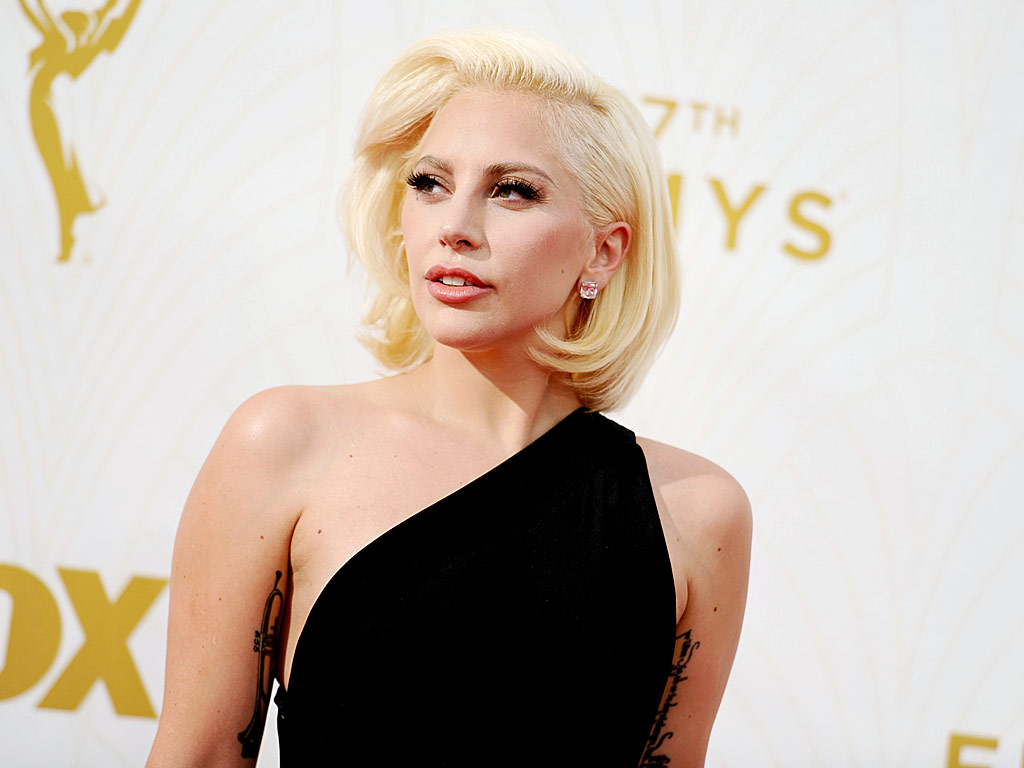 Пополневшая Леди Гага расстроила фанатов выбором платья