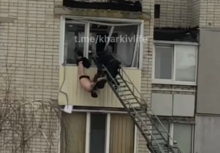 За окном харьковской многоэтажки повис полуголый мужчина
