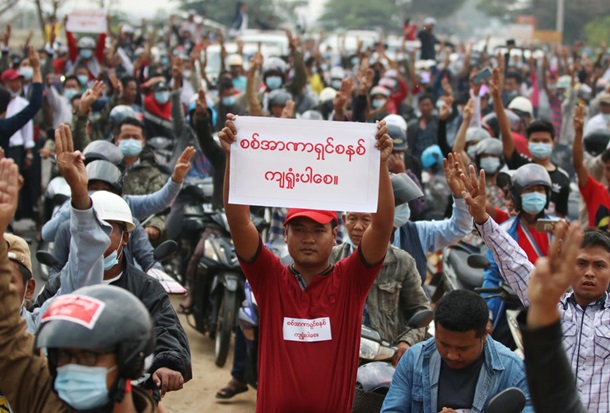 Жители Мьянмы протестуют против военного переворота